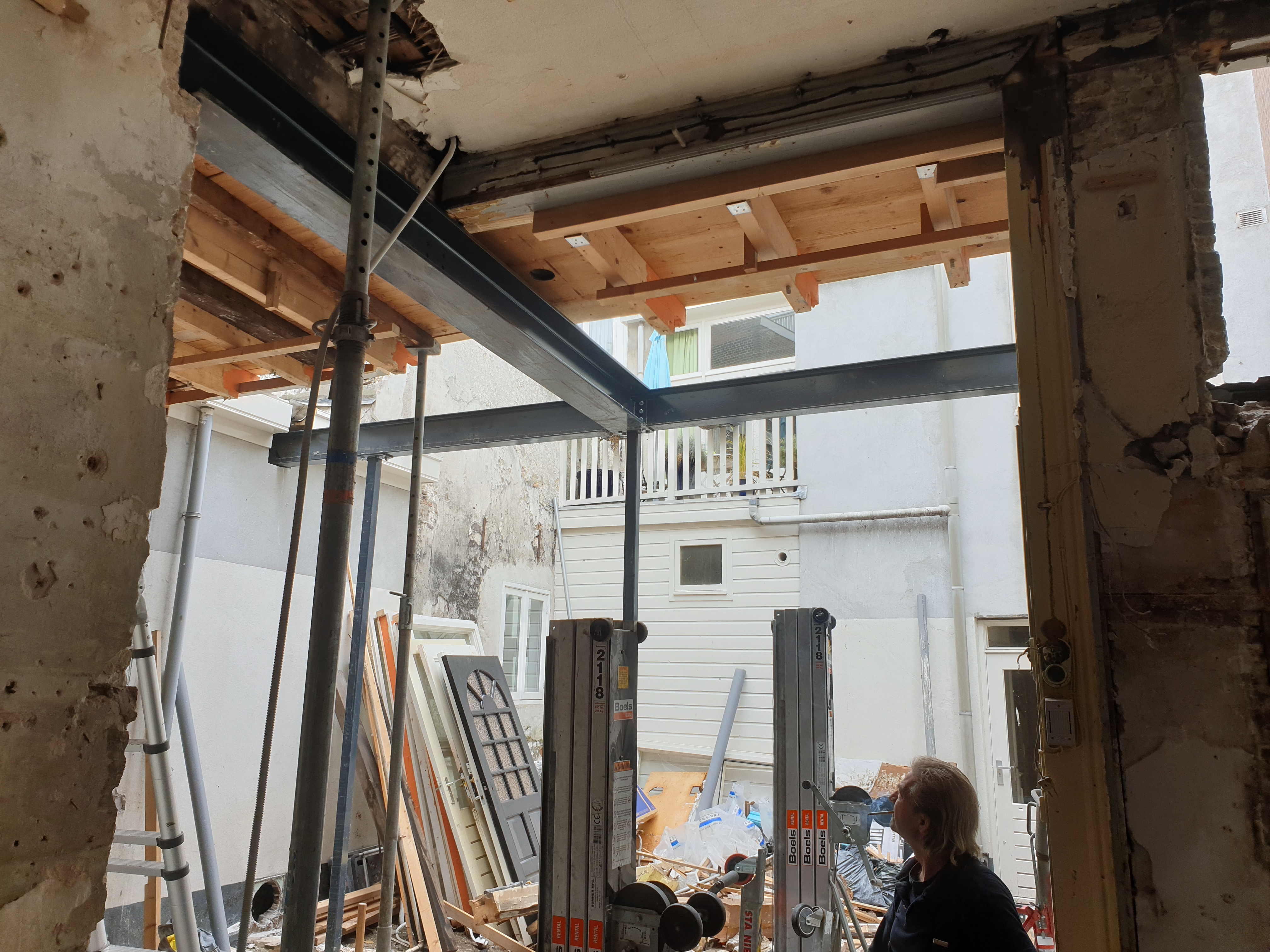 Uitbouw dmv staal constructie en renovatie dak constructie – Assendelftstraat, Den Haag – Tijdens en impressie 14