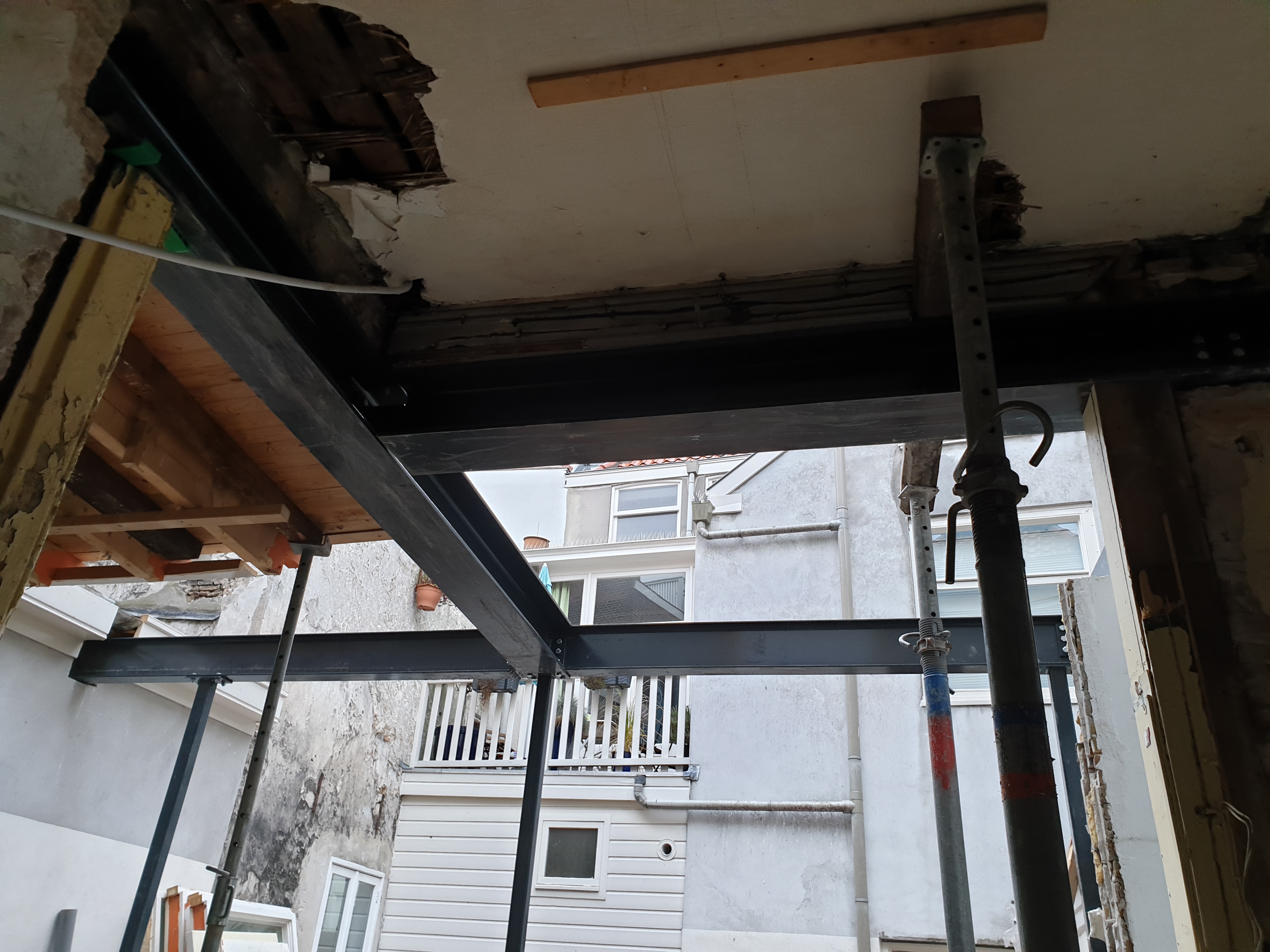 Uitbouw dmv staal constructie en renovatie dak constructie – Assendelftstraat, Den Haag – Tijdens en impressie 17