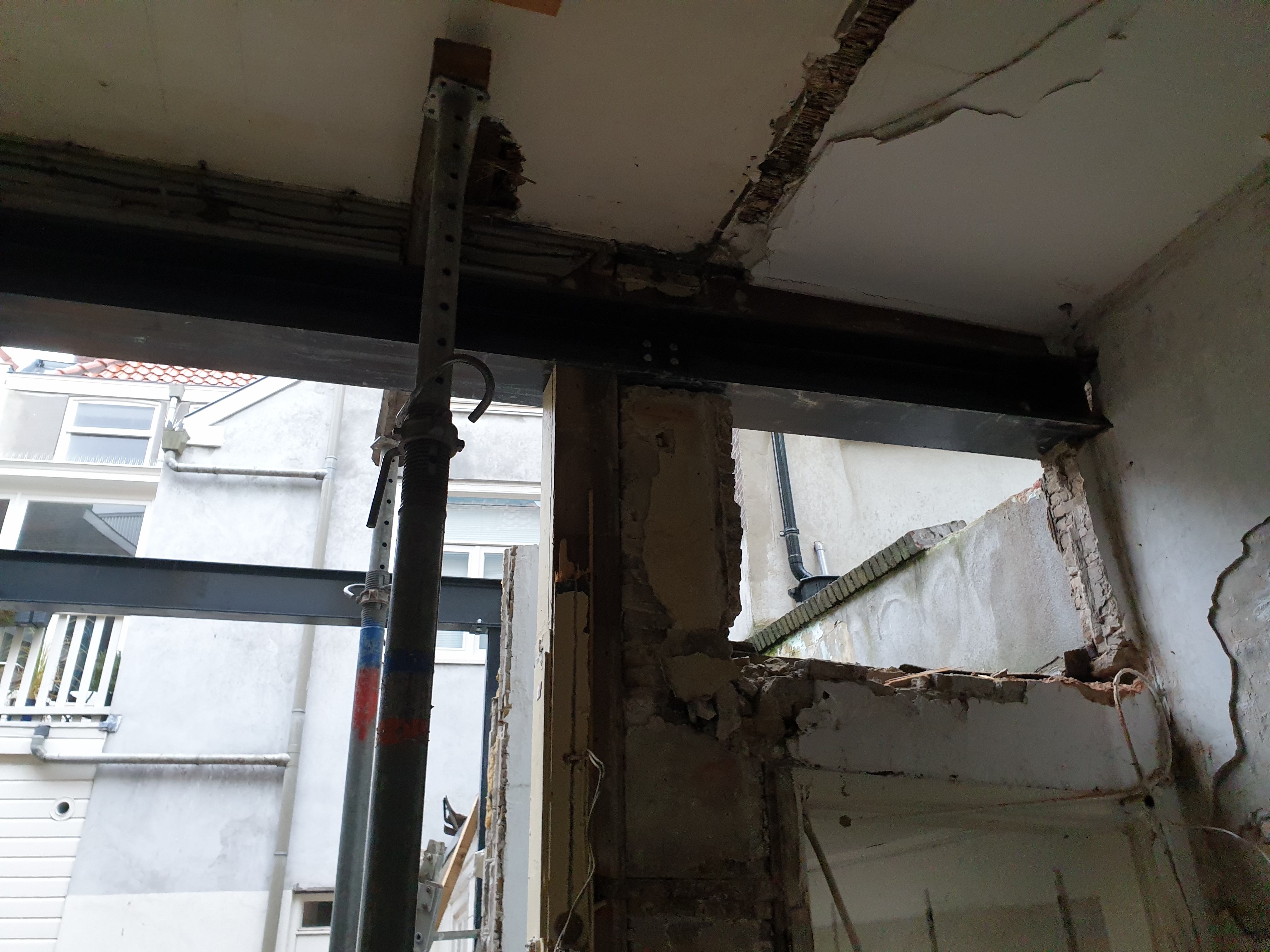 Uitbouw dmv staal constructie en renovatie dak constructie – Assendelftstraat, Den Haag – Tijdens en impressie 18