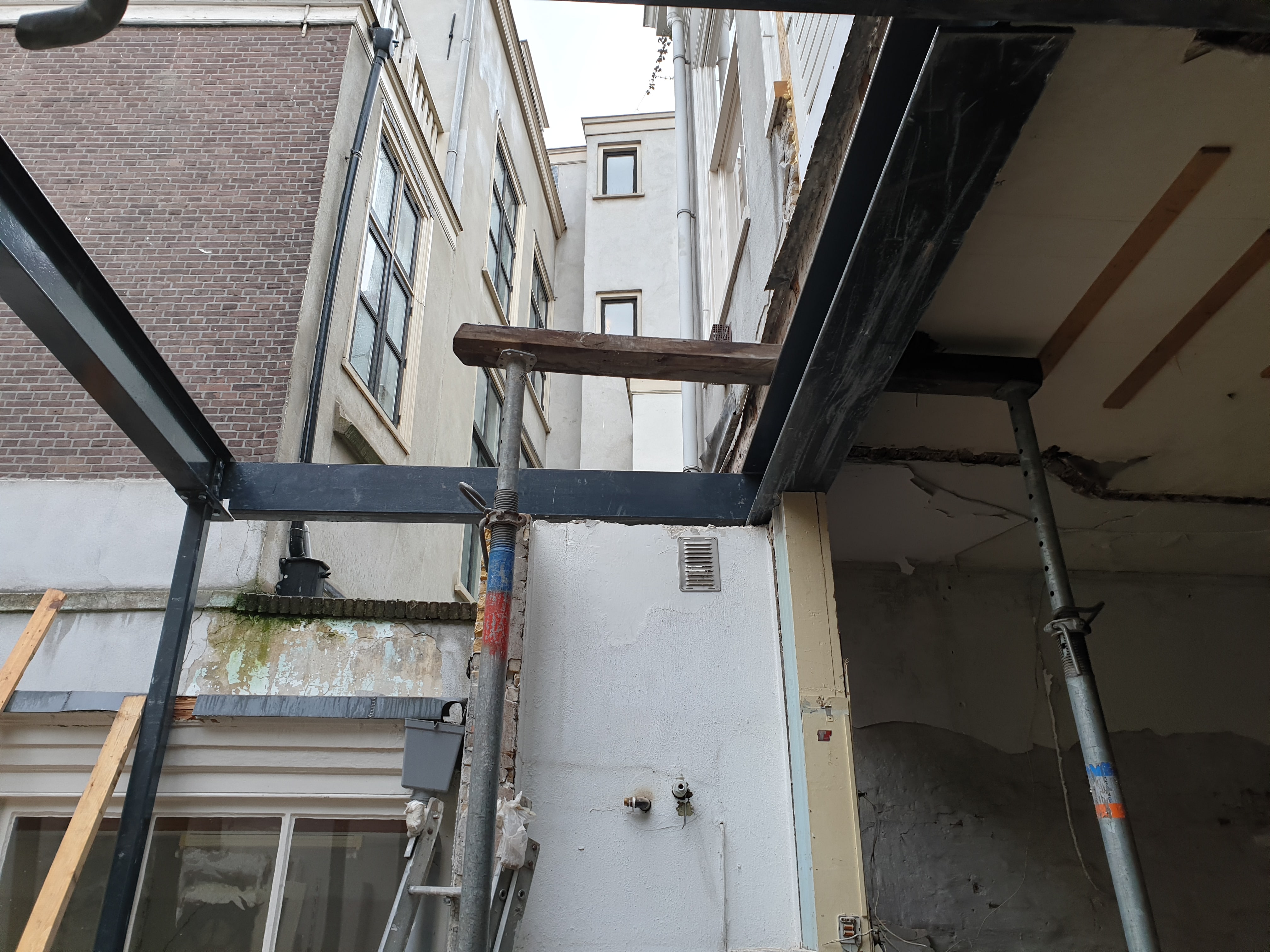 Uitbouw met staalconstructie en renovatie van de dakconstructie – Assendelftstraat, Den Haag